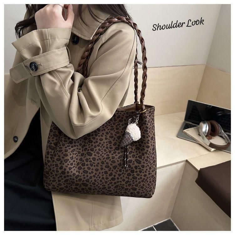 lmported  & Classy  Printed Tote Bag With  kaychain