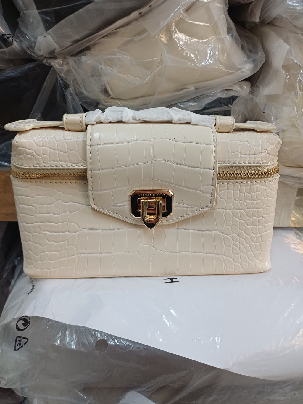 CHARLES & KEITH