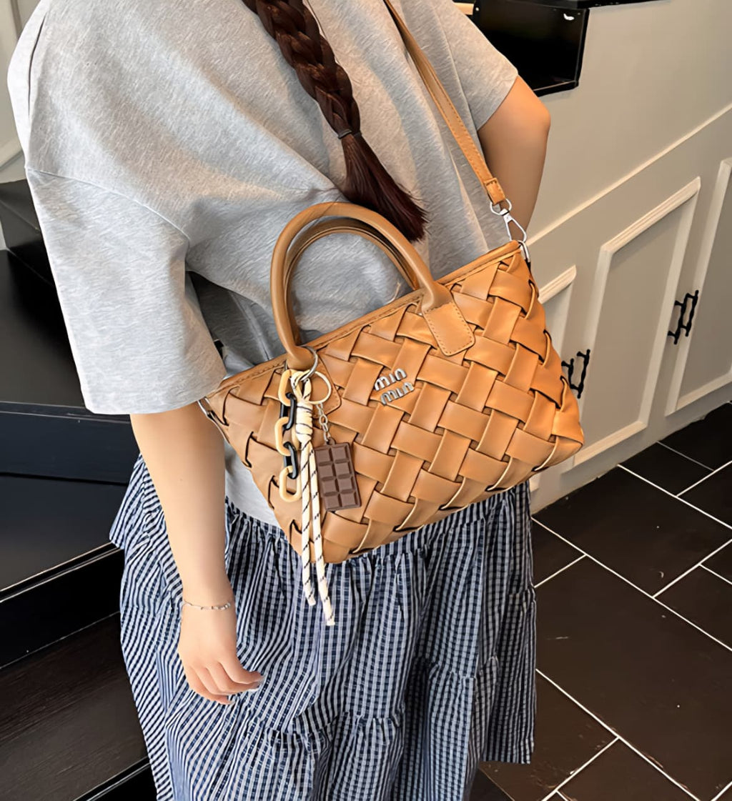 MIN MIN Premium Quality Finishing Superb Styled Sling Bag with Keychain